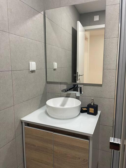 Lovely 2 Bedroom Apartment In South Lisbon Баррейру Экстерьер фото